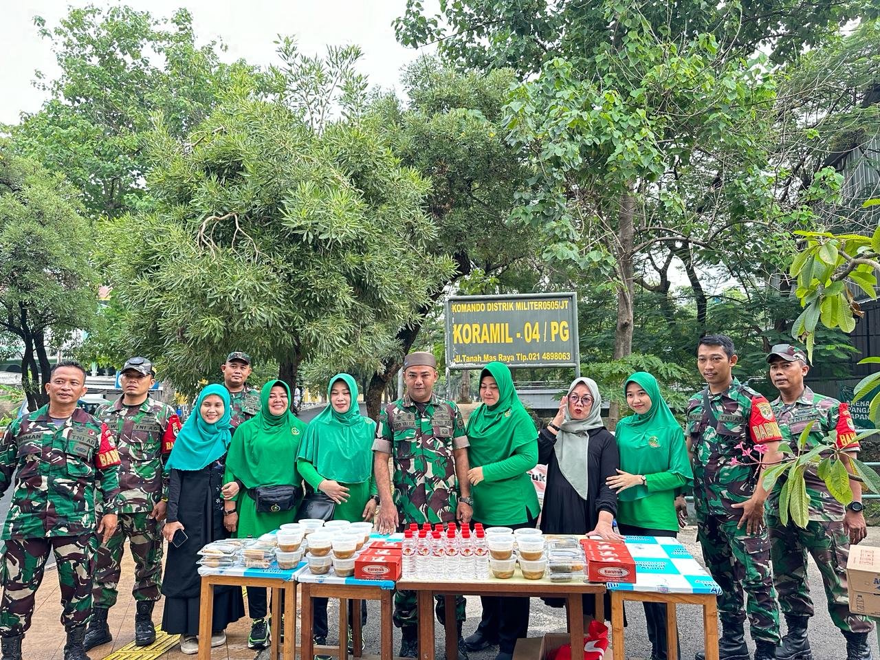 Koramil 04/Pulogadung bersama Pengurus Persit KCK Ranting-5, melaksanakan kegiatan membagikan takjil jelang buka puasa kepada warga masyarakat