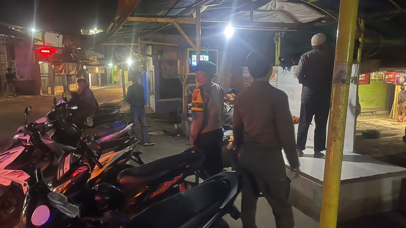 Bhabinkamtibmas Desa Cipayung Girang Giat Malam Cek Poskamling Berikan Himbauan Kamtibmas