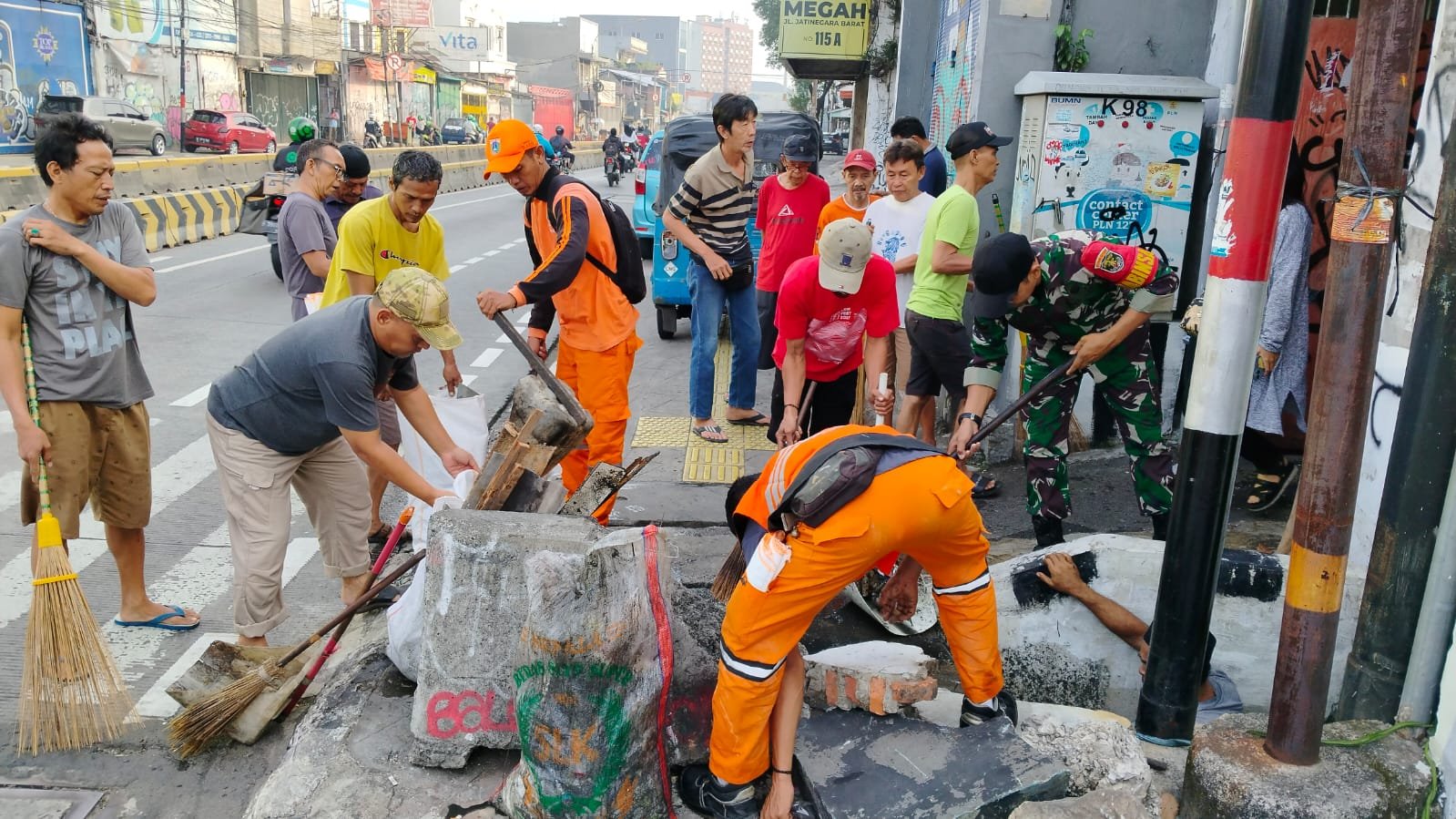 Menjaga Lingkungan Bersih, Babinsa Balimester Bersama Warga Kerja Bakti