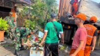 Peduli Kebersihan Lingkungan, Babinsa Matraman Bersihkan Sampah Warga RW.10 Pisbar