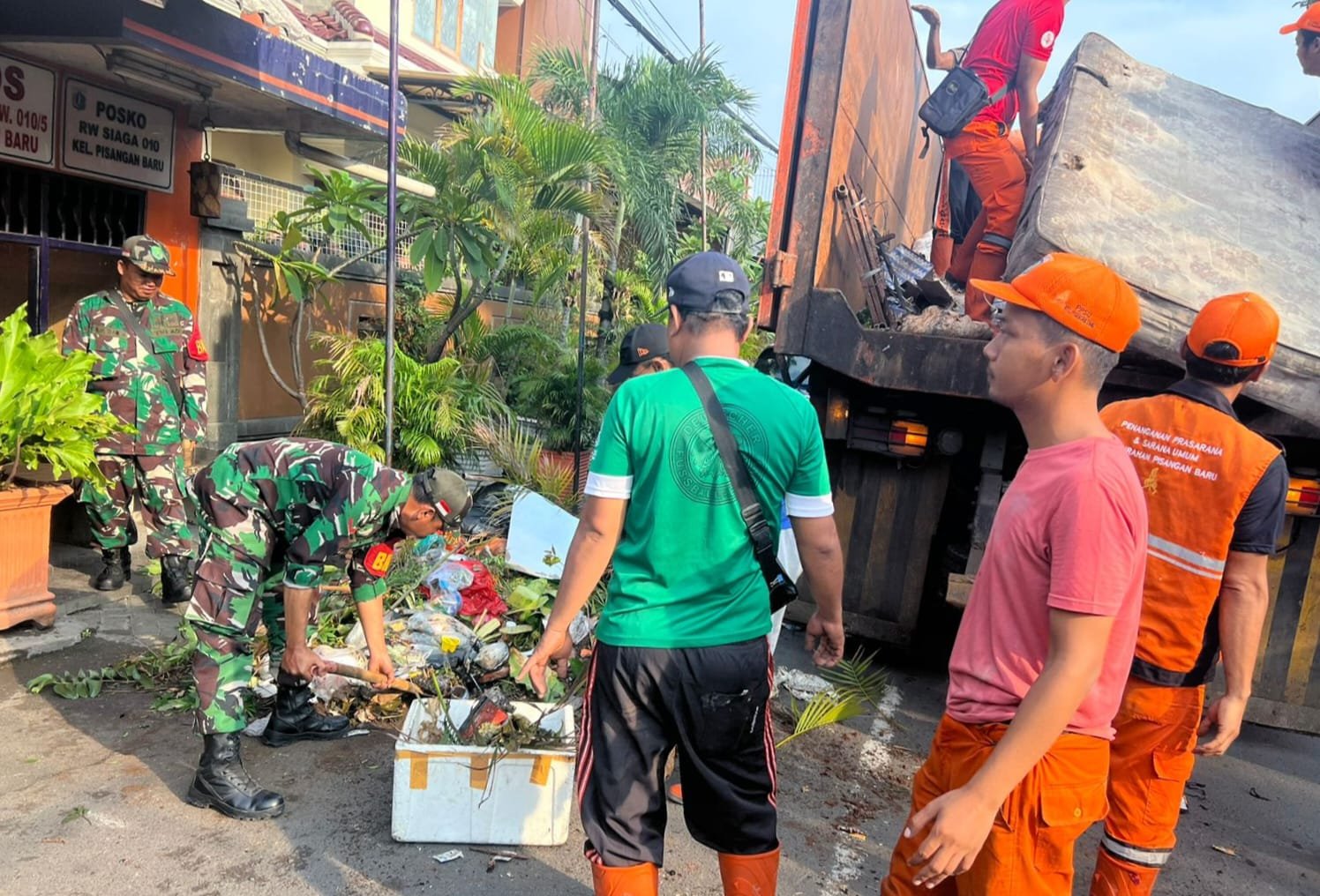 Peduli Kebersihan Lingkungan, Babinsa Matraman Bersihkan Sampah Warga RW.10 Pisbar