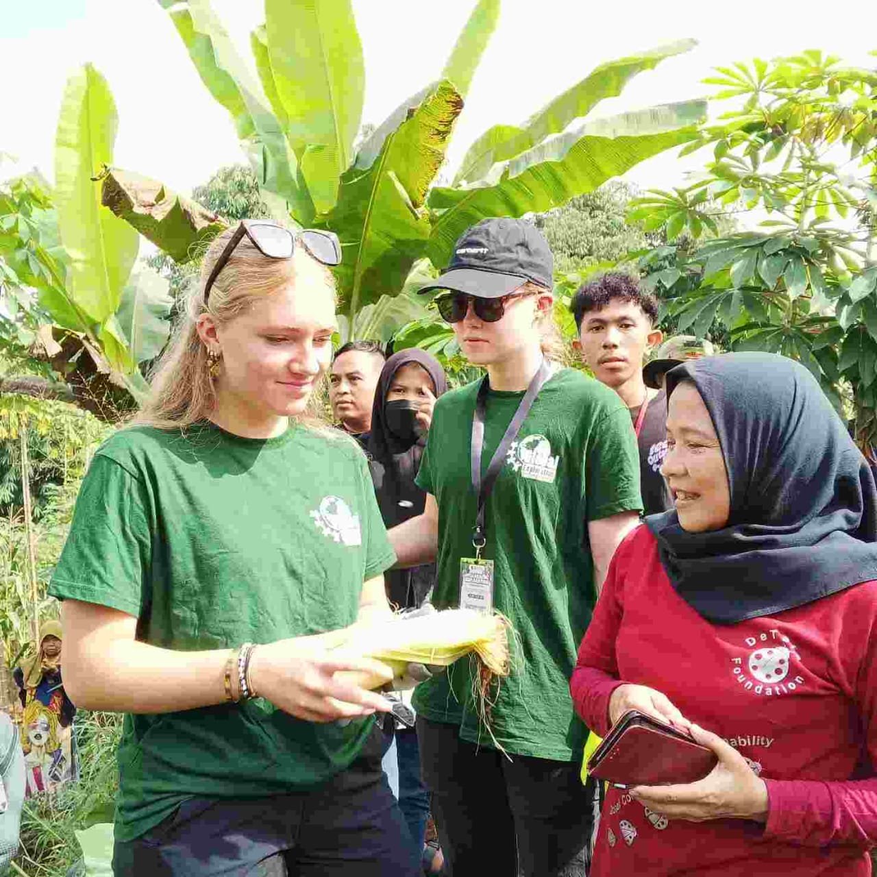 DeTara Foundation Bekerjasama Dengan Global Exploration Menggelar Kegiatan di Desa Sukawening Kunjungan Para Pelajar Belanda di Desa Sukawening, Ikut Memanen Jagung & Singkong Antusias Para Pelajar Belanda Ikut Memanen Jagung & Singkong di Desa Sukawening Bogor DeTara Foundation Bersama Global Exploration Kembali Menggelar Kunjungan Pelajar Belanda Ke Desa Sukawening Radarjakarta.id | BOGOR - DeTara Foundation Bekerjasama Dengan Global Exploration menggelar kegiatan Kunjungan Para Pelajar dari Belanda di kampung Sukabakti Desa Sukawening Kecamatan Dramaga Kabupaten Bogor, Sabtu 6 Juli 2024. Sebanyak 35 siswa dari Bernard Lievegoed College Belanda ini berkunjung untuk mengenal lingkungan dan kehidupan masyarakat Indonesia. "Para Pelajar dari Belanda ini selama 2 pekan akan berada di Bogor, mereka akan belajar tentang seni budaya, lingkungan hidup, pertanian, konservasi dan saling berinteraksi dengan masyarakat tempat mereka menetap selama kegiatan," ujar Desi sutejo sebagai pendiri DeTara Foundation. Desi Sutejo juga menjelaskan, Global Exploration yang diselenggarakan DeTara Foundation ini adalah hasil kerjasama dengan Yayasan Global Exploration (Stichting Global Exploration) dari Belanda. "Kegiatan ini merupakan agenda kegiatan rutin yang digelar setiap tahun dengan tujuan mendorong peran aktif generasi muda untuk saling bekerja sama memperbaiki lingkungan, menjaga persahabatan global dan saling menghormati budaya masing - masing negara yang mengusung SDGs (Sustainable Development Goals) atau tujuan pembangunan berkelanjutan," katanya. Program Global Exploration (GE) ini sendiri telah dilaksanakan sejak 2011 di Indonesia. Beragam kegiatan seperti saling bertukar seni budaya dan aksi peduli lingkungan hidup telah sukses digelar dalam program ini. "Untuk di Desa Sukawening kali ini, para Pelajar dari Belanda tersebut mendapat wisata edukasi dengan mengunjungi kebun jagung dan singkong sekaligus para pelajar ini turun langsung untuk merasakan serunya memanen dua komoditas pertanian tersebut," tutur Desi Sutejo. Selain mengunjungi dan memanen komoditas pertanian, para pelajar dari Bernard Lievegoed: mengikuti workshop pembuatan sepatu 'Hand made'. "Di Kampung Sukabakti Desa Sukawening ini selain lahan pertanian, warganya juga memiliki usaha pembuatan sepatu 'Home Industry'. Ada lebih dari 9 Home Industry, walaupun usaha rumahan, namun kualitas produk sepatu yang dihasilkan adalah kualitas premium dan mampu bersaing dengan produk lain, tentunya dengan harga yang lebih ekonomis," imbuhnya. Kegiatan GE merupakan gagasan dan keterlibatan aktif dari Stichting Global Exploration dan DeTara Foundation. "Dimulai dari generasi muda mari kita lakukan kegiatan-kegiatan sederhana yang mampu menggerakan masyarakat sekitar kita dan masyarakat dunia demi keberlanjutan kehidupan yang lebih baik bagi generasi sekarang dan untuk di masa depan," pungkas Desi Sutejo. Sementara itu, Kepala Desa Sukawening, Jarkasih menyampaikan apresiasi dan dukungannya atas penyelenggaraan kegiatan GE dari DeTara Foundation ini. "Saya selaku Kepala Desa Sukawening tentunya mengapresiasi kegiatan ini, program seperti ini sangat positif bagi Desa karena akan lebih banyak lagi yang mengenal Desa Sukawening, keindahan alamnya, keramahan warganya dan hal positif lainnya. Dengan adanya kunjungan para Pelajar dari Belanda ini saya yakin mereka akan memiliki kesan yang baik yang akan disampaikan kepada masyarakat di negerinya," jelas Jarkasih. "Selamat datang saya ucapkan untuk para pelajar ini, semoga kegiatan seperti ini dapat terus dilaksanakan dan kami di Desa Sukawening siap untuk menyambut setiap tamu ataupun investor yang datang dan ingin menjalin kerjasama di wilayah Desa Sukawening ini," tandasnya. Anna, Seorang pelajar asal Belanda yang fasih berbahasa Inggris ini turut menyampaikan rasa senangnya karena bisa berkunjung dan mengikuti berbagai kegiatan di Desa Sukawening tersebut. "Saya merasa sangat senang dan terkesan dengan semua yang ada disini, terutama di Desa ini karena keindahan alamnya luar biasa, masyarakatnya juga sangat ramah dalam menyambut kedatangan kami, ini juga pertama kalinya saya ke kebun dan langsung memanen jagung dan singkong, rasa jagungnya manis dan fresh, berbeda dengan yang di Belanda. Saya senang sekali dan semoga nanti bisa berkunjung kembali," tukasnya.