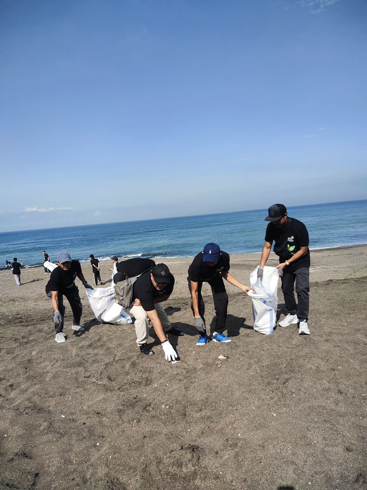 Ajak Masyarkat Beralih ke Green Lifestyle, PLN Konvoi Motor Listrik dan Aksi Bersih Pantai Munggu