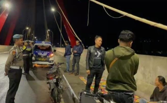 Patroli Presisi Malam Minggu Polres Samosir, Tegur Pedagang di Jembatan Tano Ponggol