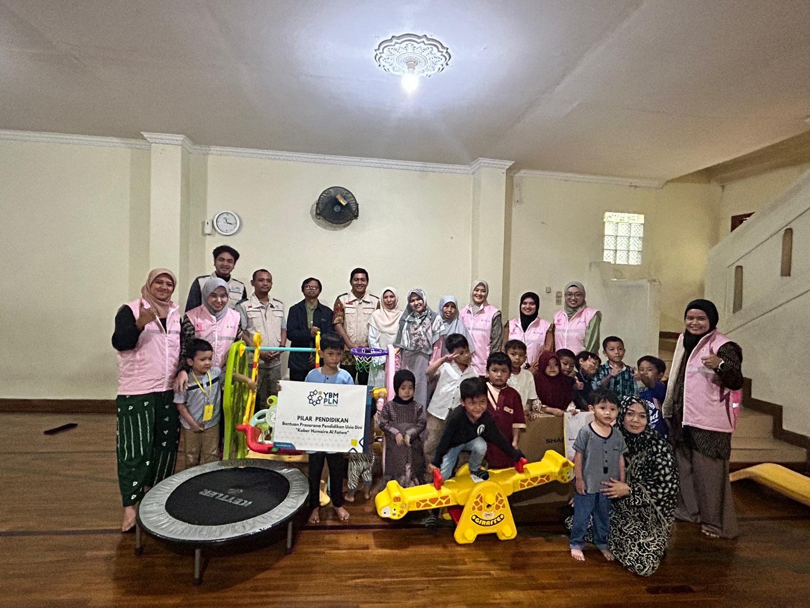 Peduli PAUD, YBM dan Srikandi PLN UP2B Jabar Berikan Sarana Penunjang Kegiatan Belajar dan Bermain Kepada Kober Humairo Al Fatwa