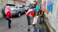 Babinsa Koramil 01/Jatinegara, Karya Bhakti Bersihkan Saluran Air