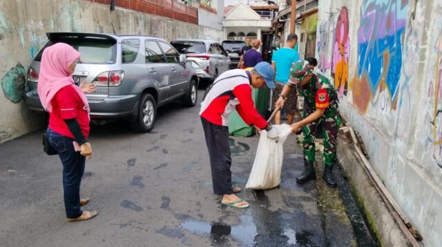 Babinsa Koramil 01/Jatinegara, Karya Bhakti Bersihkan Saluran Air