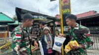 Satgas Yonif 509 Kostrad Berikan Bantuan Bahan Pokok Pada Mama Papua di Titik Kuat Mamba