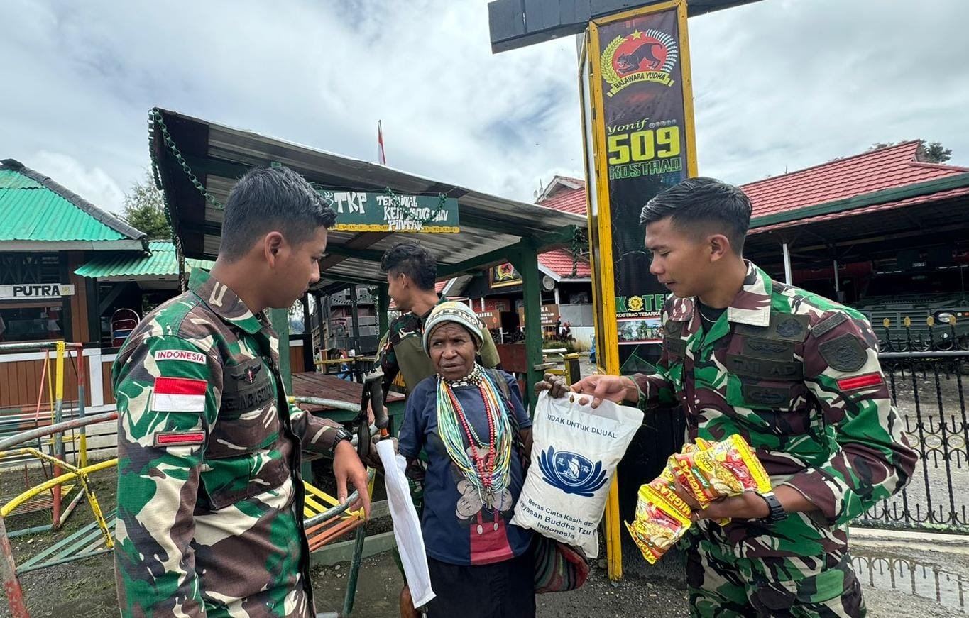 Satgas Yonif 509 Kostrad Berikan Bantuan Bahan Pokok Pada Mama Papua di Titik Kuat Mamba