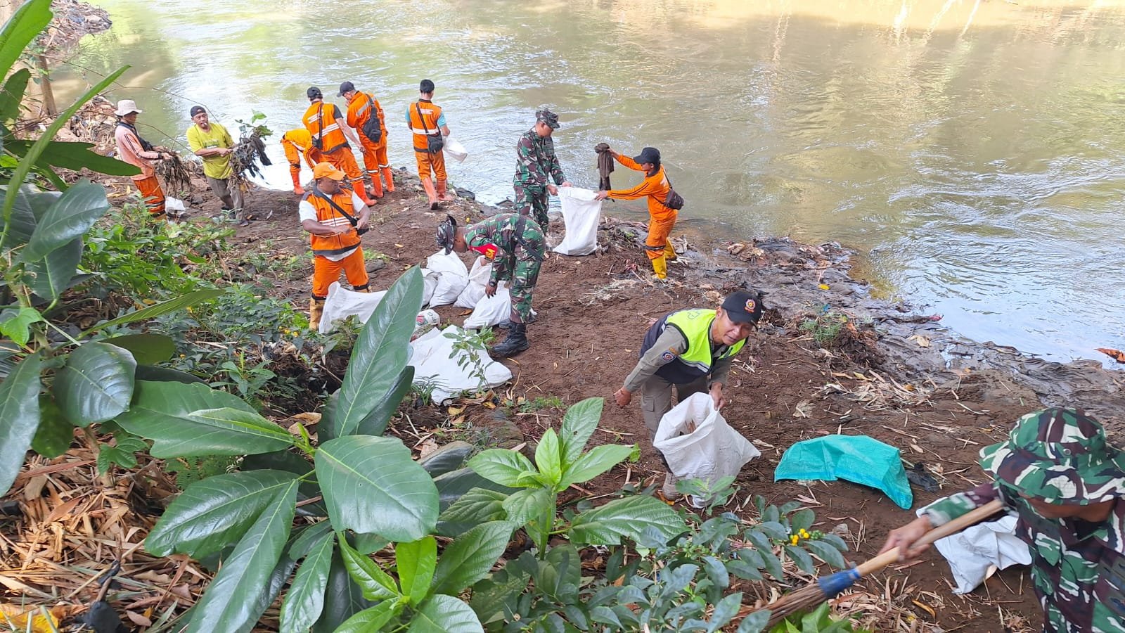 Koramil Pasar Rebo Bersama Warga Dibantu Petugas PPSU Melaksanakan Giat Karya Bhakti