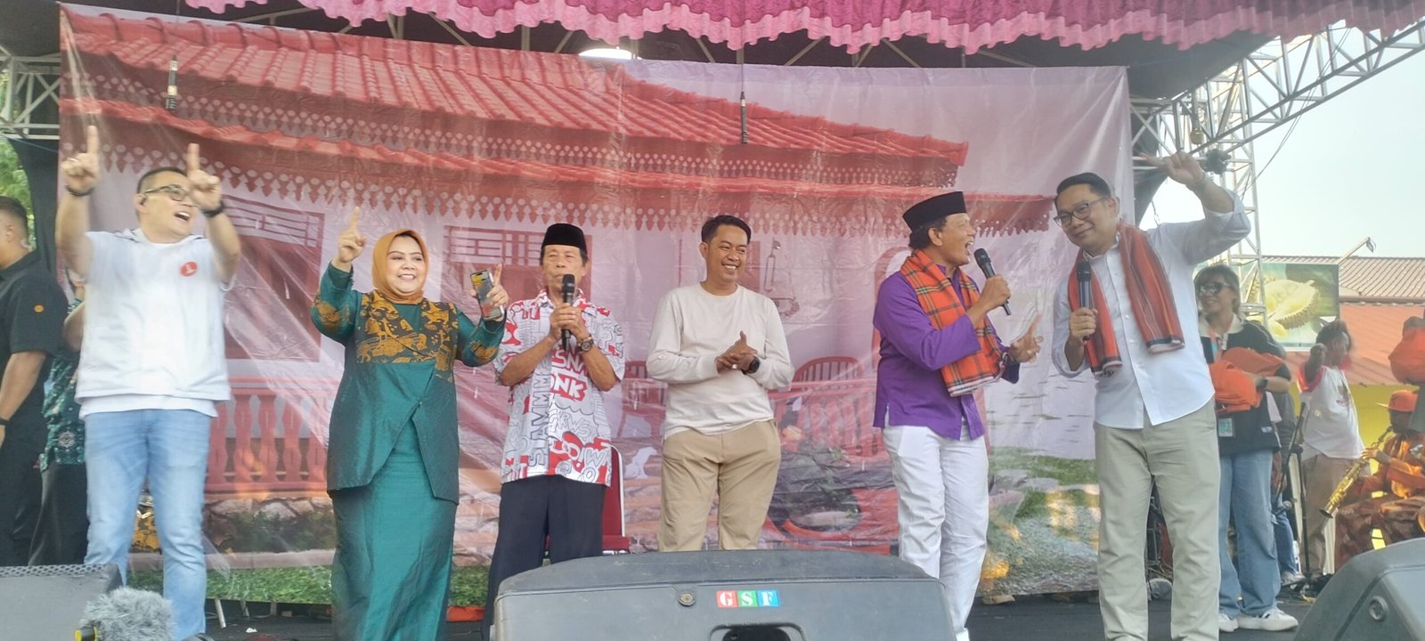 Ridwan Kamil Sapa Warga Meruya Utara di Pagelaran Lenong Betawi