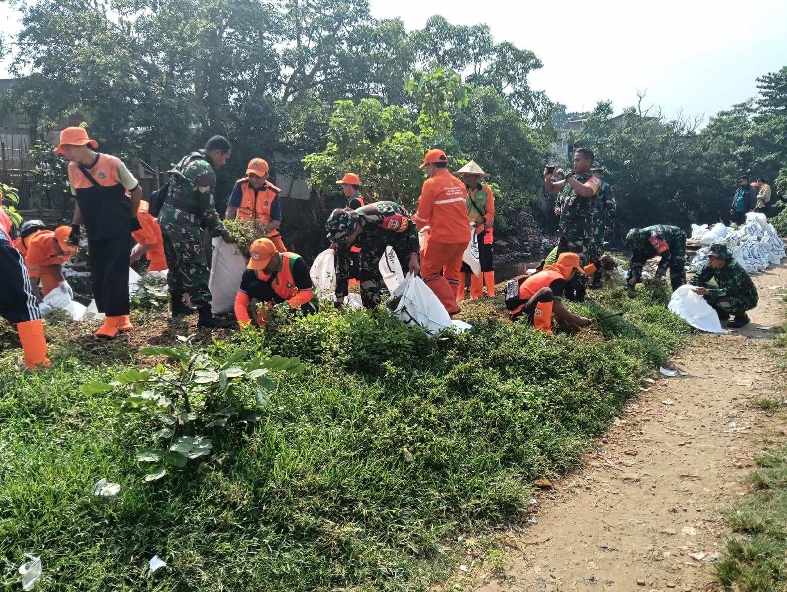 Koramil 01/Jatinegara Bersama PPSU dan UPK Air Gelar Karya Bakti Pembersihan Fasos dan Fasum di Bidara Cina