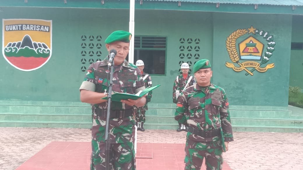 Pabung Toba Kodim 0210/TU Pimpin Upacara Mingguan Pada Upacara 17 - an