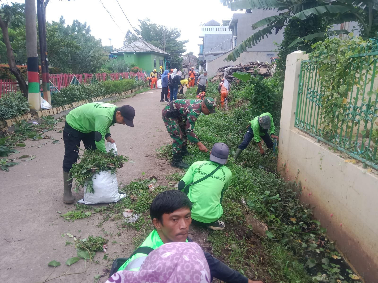 Giat Karya Bhakti Koramil 03/Pasar Rebo Bersihkan Sampah dan Rumput Liar