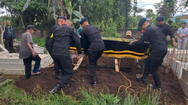 Anggota Kompi 3 Batalyon B Pelopor Satbrimob Polda Jatim Bantu Pemakaman