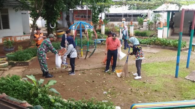 Babinsa Koramil 08/Duren Sawit Bersama PPSU Gelar Karya Bhakti Pembersihan Kantor Kelurahan