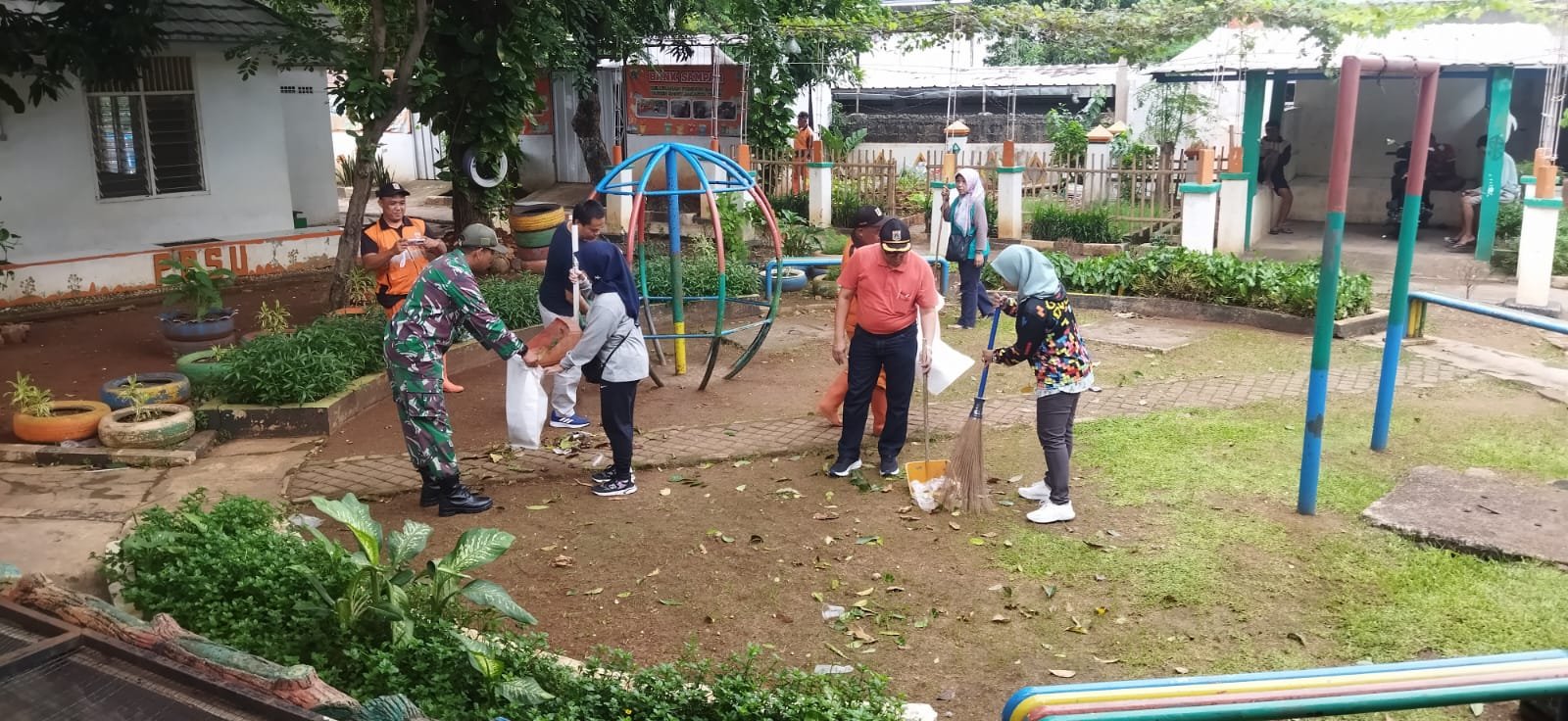 Babinsa Koramil 08/Duren Sawit Bersama PPSU Gelar Karya Bhakti Pembersihan Kantor Kelurahan