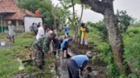 Babinsa Koramil 11 Pebayuran dan Warga Bersihkan Saluran Air untuk Antisipasi Banjir