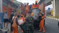 Babinsa Koramil 04/Pulo Gadung Bersama Warga dan PPSU Bersihkan Fasilitas Umum di Komplek Pertamina