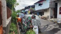 Karya Bhakti Koramil 02/Matraman Antisipasi Banjir di Kelurahan Kebon Manggis