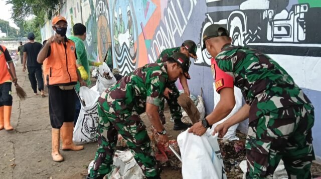 Sinergitas Babinsa dan Warga Bersihkan Sungai Ciliwung