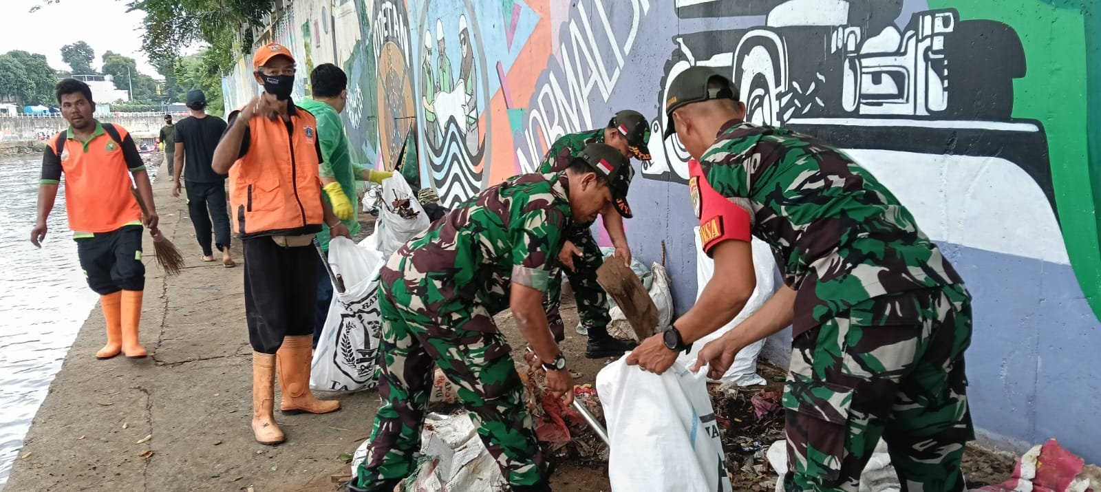 Sinergitas Babinsa dan Warga Bersihkan Sungai Ciliwung