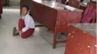 Seorang Siswa Sekolah Dasar di Medan Belajar di Lantai Karena Belum Lunasi SPP