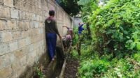 Antisipasi Banjir, Warga dan Petugas SDA Bersihkan Gorong-Gorong