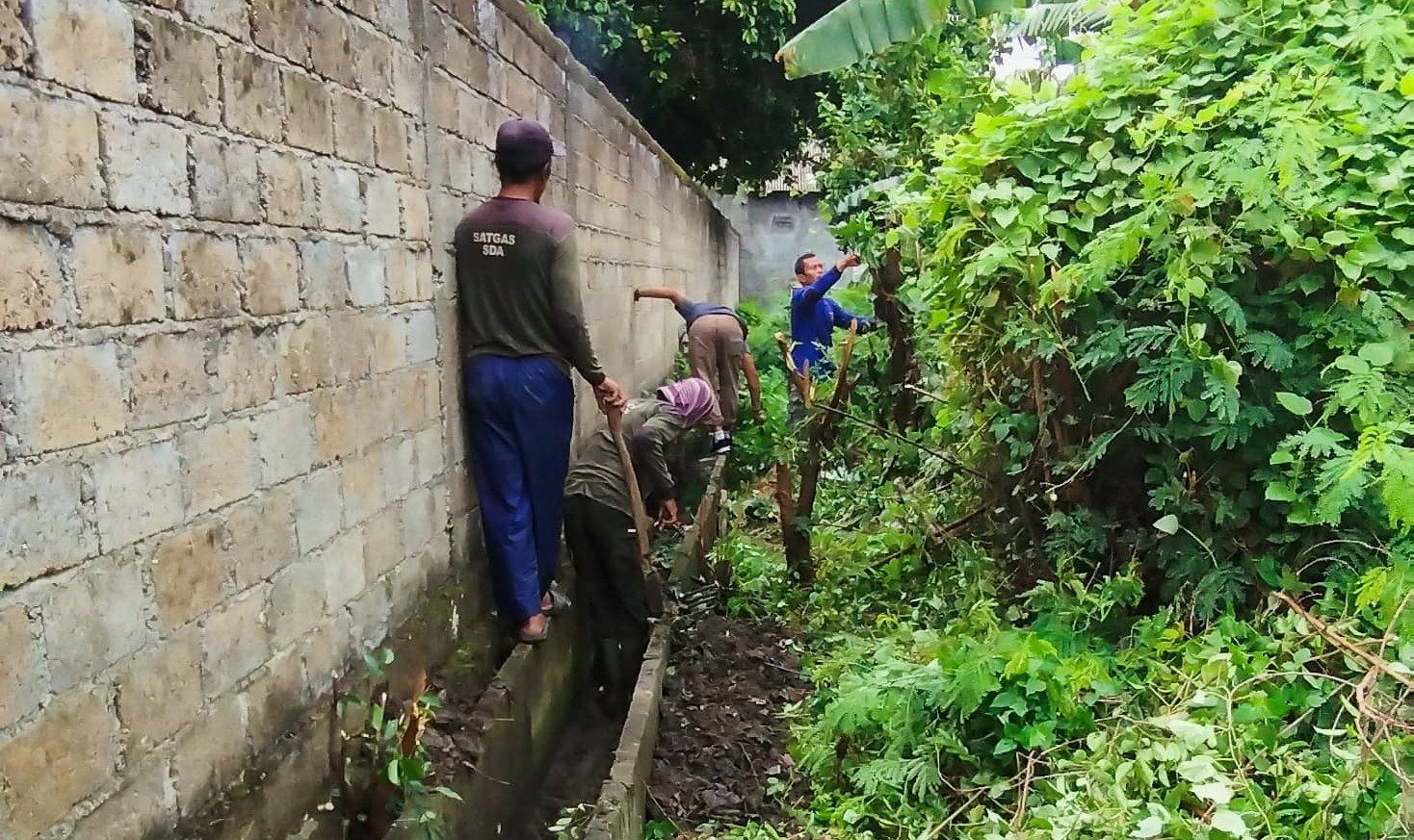 Antisipasi Banjir, Warga dan Petugas SDA Bersihkan Gorong-Gorong