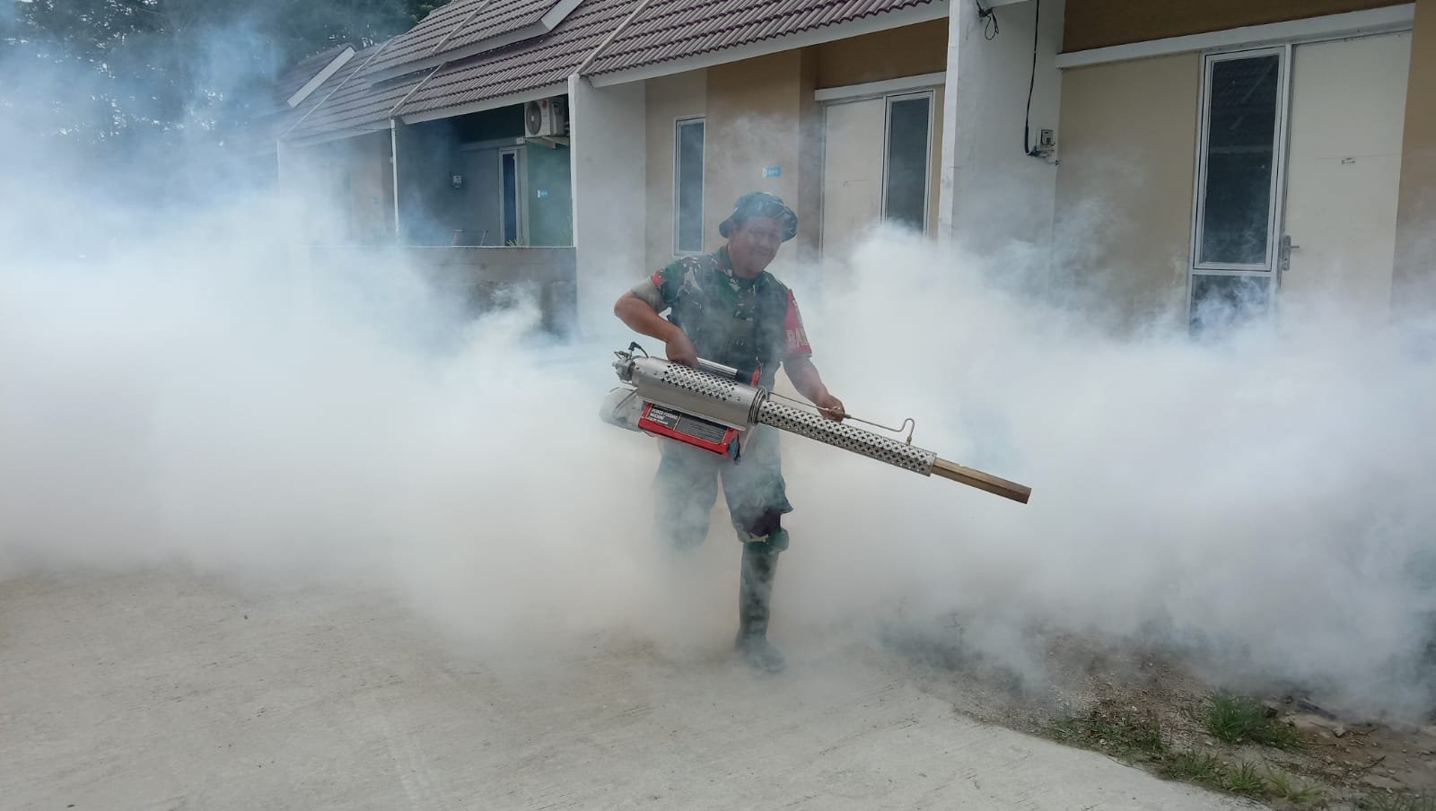 Tangkal Ancaman DBD, Sinergi TNI dan PMI Bekasi Gelar Fogging di Mutiara Gading City