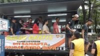 Ditsamapta Polda Metro Jaya Gelar Bagi-bagi Makanan Gratis di CFD, Warga Antusias