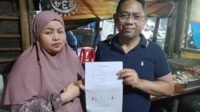 Dr. Indra Gunawan, seorang dokter yang praktek di Jakarta Utara, dengan mengunjungi langsung pasiennya, Ibu Siti Masturo, yang mengalami reaksi alergi obat.