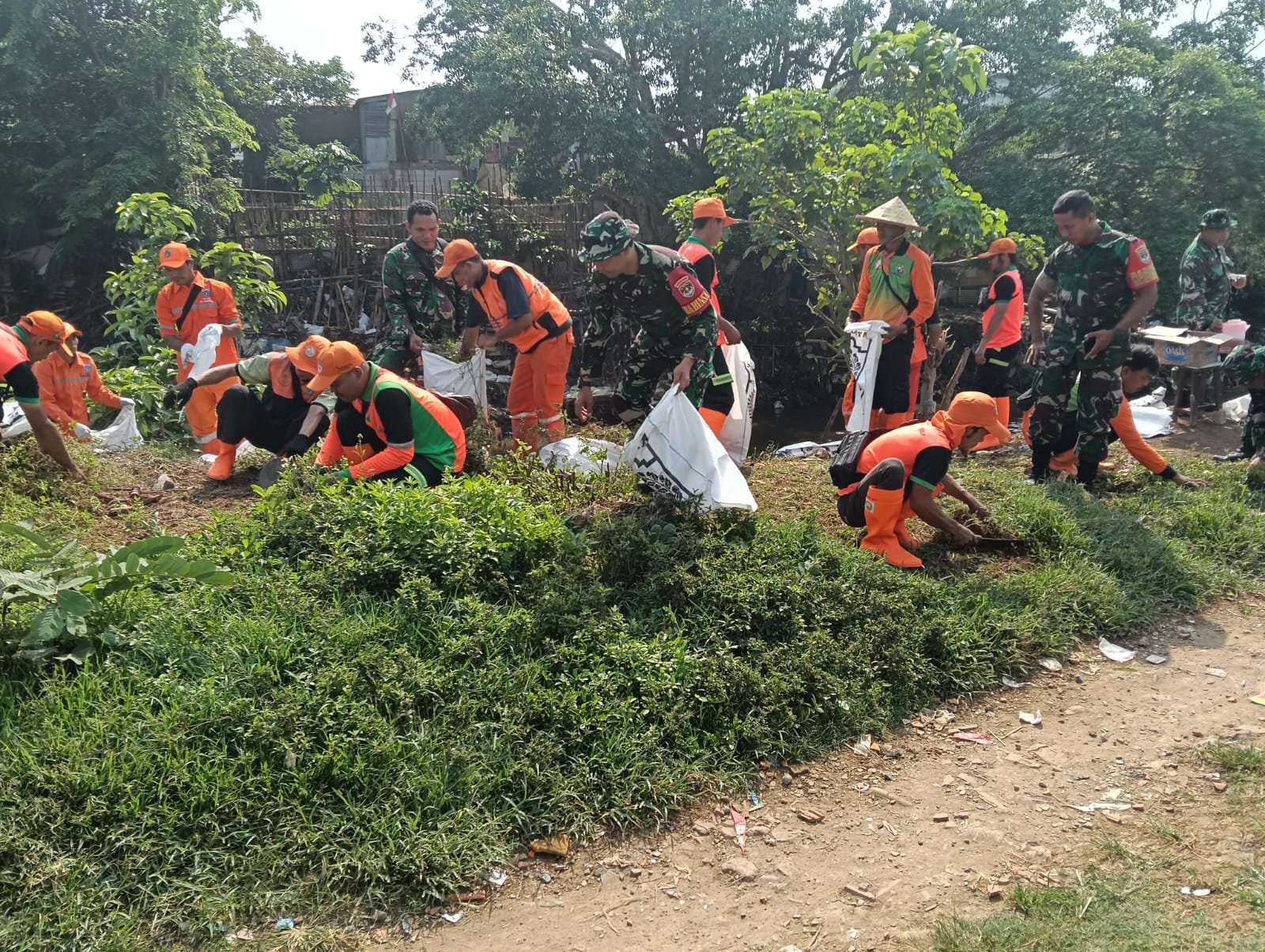 Babinsa Kelurahan Bidara Cina Ajak Warga Bersihkan Taman dan Lingkungan