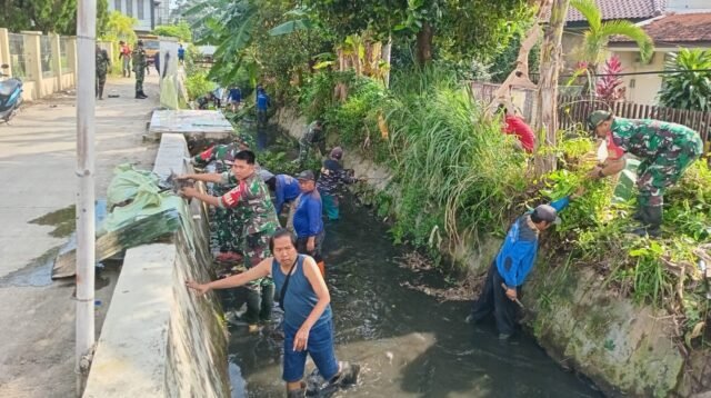 Babinsa Kodim 0508 Depok Kolaborasi dengan PUPR dan Warga RW 15 Bersihkan Kali untuk Cegah Banjir