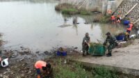 Babinsa Dukuh Bersama Warga dan PPSU Gotong Royong Bersihkan Waduk Dukuh