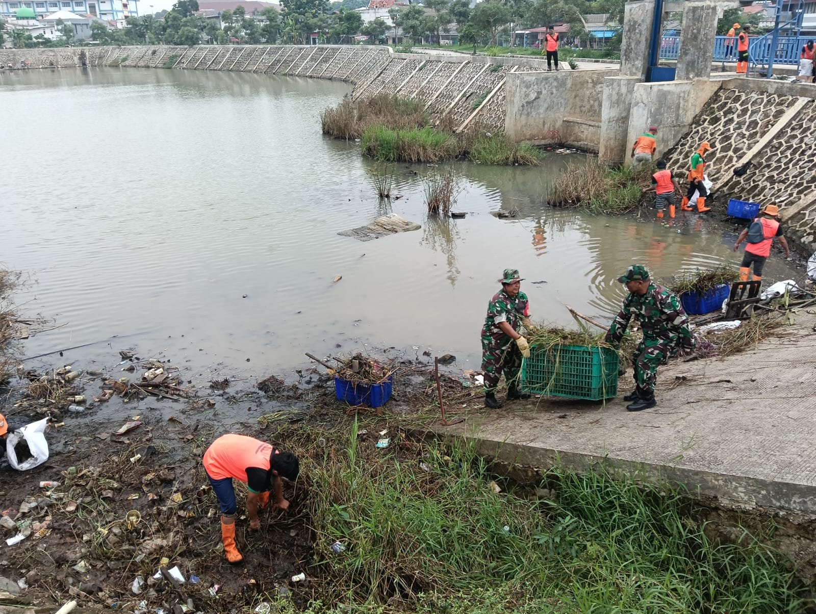 Babinsa Dukuh Bersama Warga dan PPSU Gotong Royong Bersihkan Waduk Dukuh