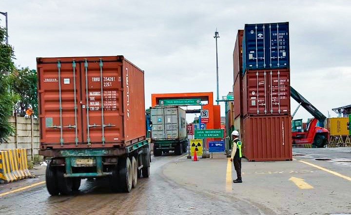 Pelindo Solusi Logistik Percepat Modernisasi Pelabuhan Tanjung Perak dengan Pemasangan Alat Pemindai Kontainer