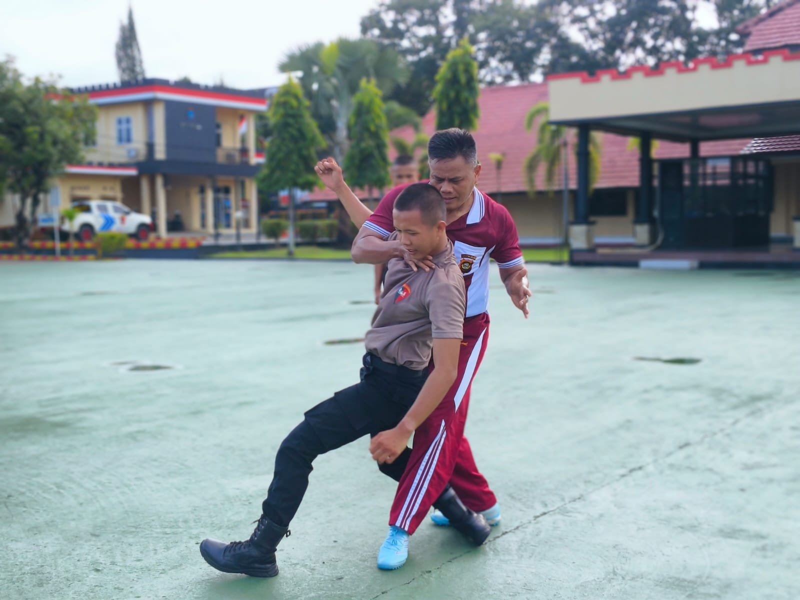 Dansat Brimob Polda Sumsel Latihkan Bela Diri kepada Bintara dan Tamtama Remaja