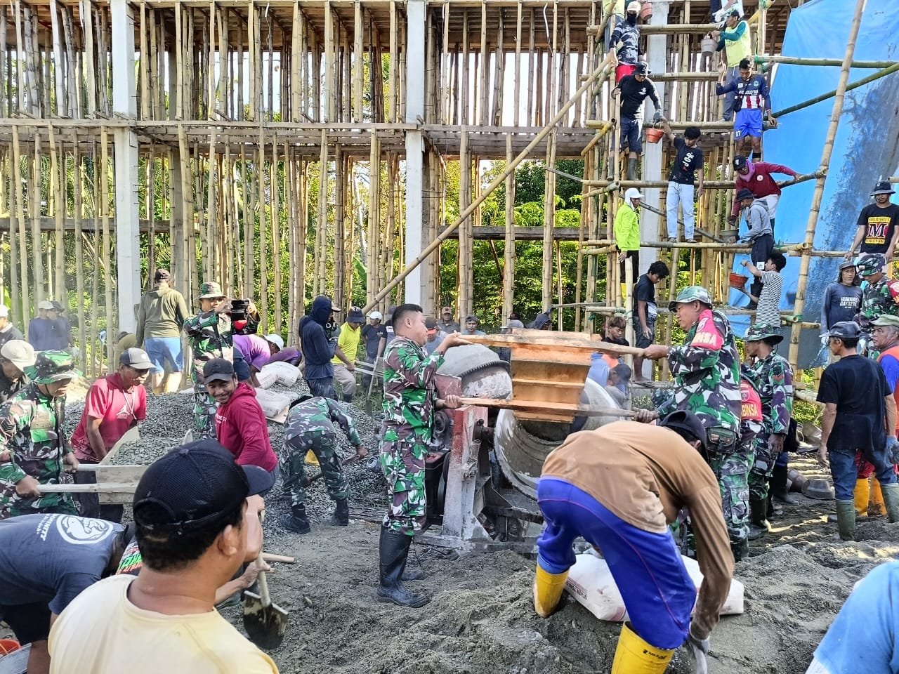 Gelorakan Gotong Royong, TNI AD dan Warga Bersatu Bangun Masjid Babus Salam