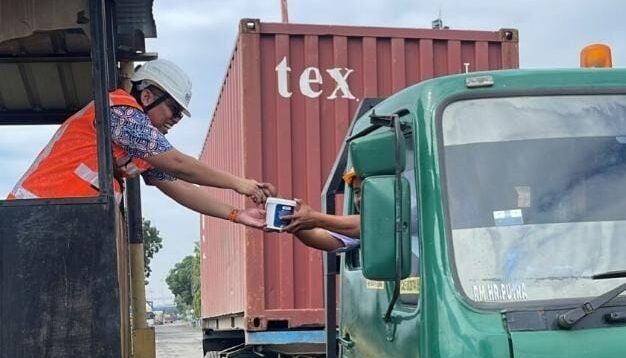 Sambut Ramadhan, BNCT Berbagi Kurma dengan Sopir Truk