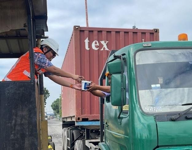 Sambut Ramadhan, BNCT Berbagi Kurma dengan Sopir Truk