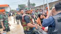 Gerak Cepat Yonif 202/Tajimalela: Evakuasi Korban Banjir di Bekasi