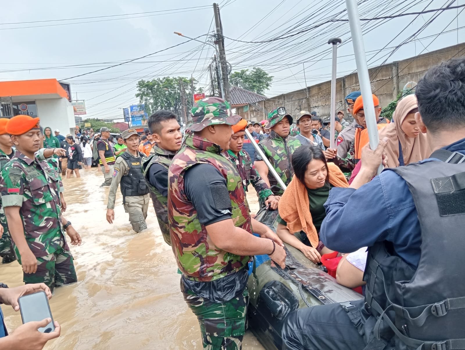 Gerak Cepat Yonif 202/Tajimalela: Evakuasi Korban Banjir di Bekasi