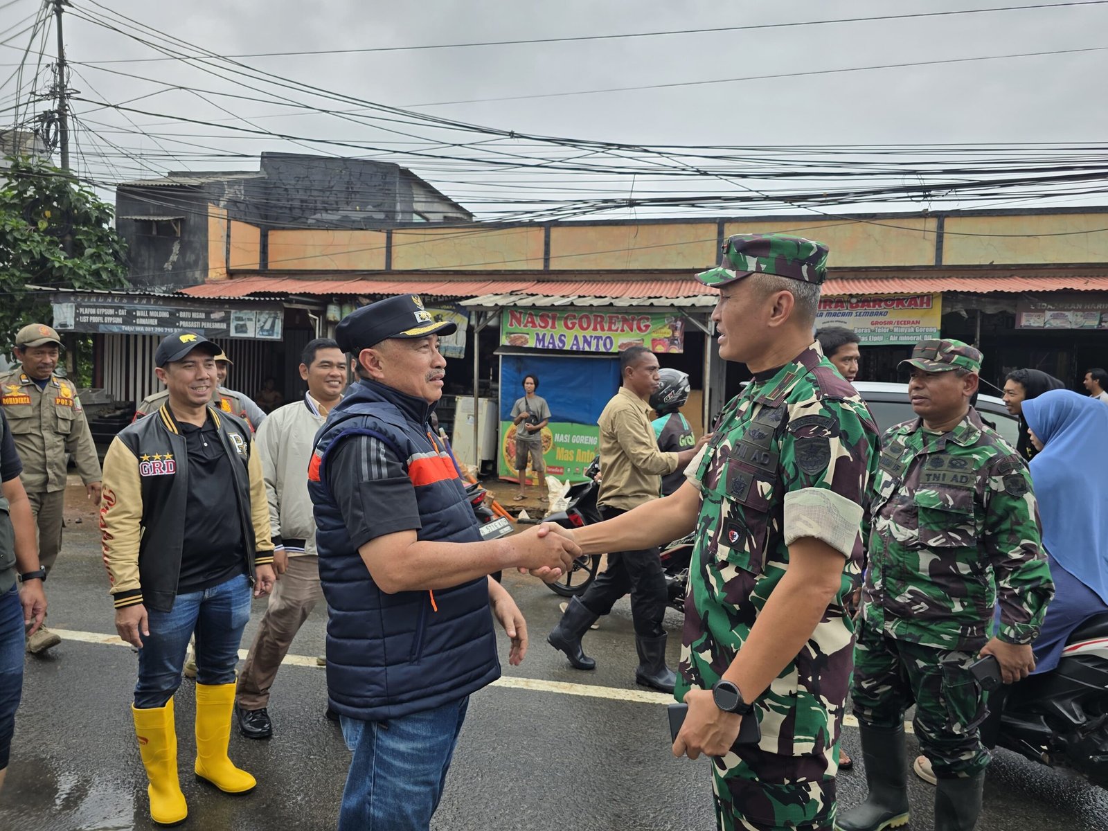 Danrem 051/WKT Pimpin Langsung Evakuasi Banjir di Bekasi, TNI Kerahkan Perahu Karet Selamatkan Ribuan Warga