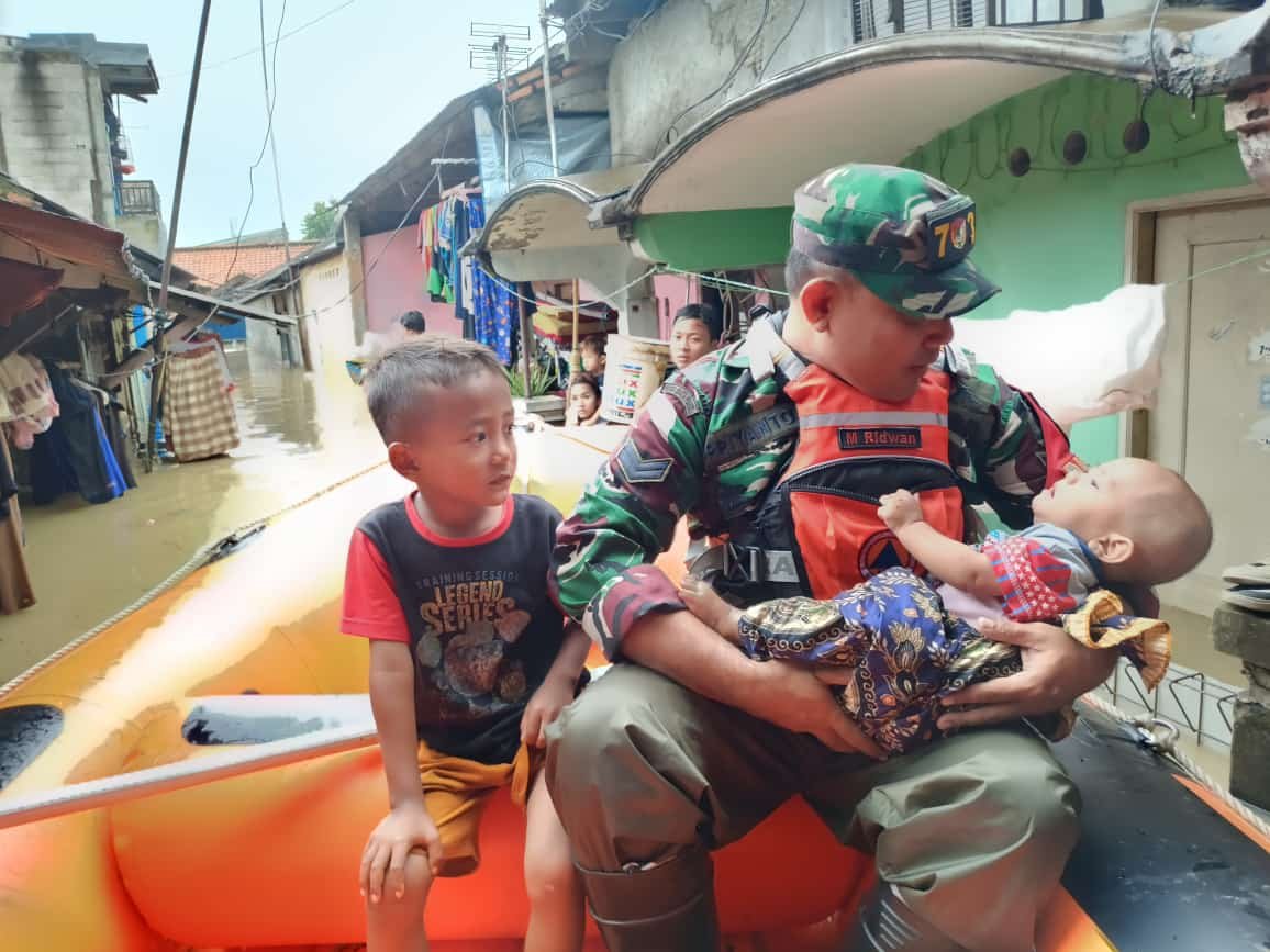 Tanpa Kenal Lelah, Personel Kodim 0507/Bekasi Evakuasi Warga Terdampak Banjir