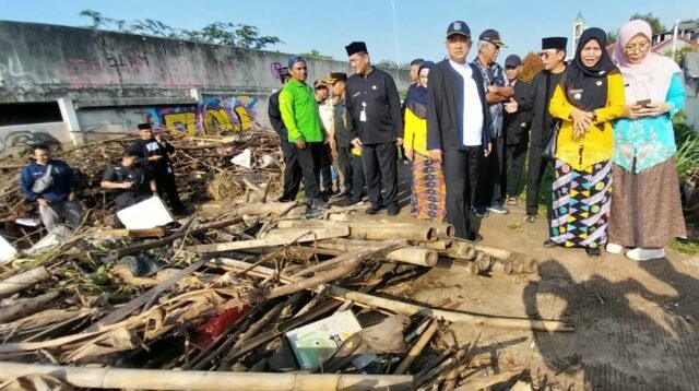 Selesaikan Banjir, Wakil Walikota Depok Cek Situ Pengarengan