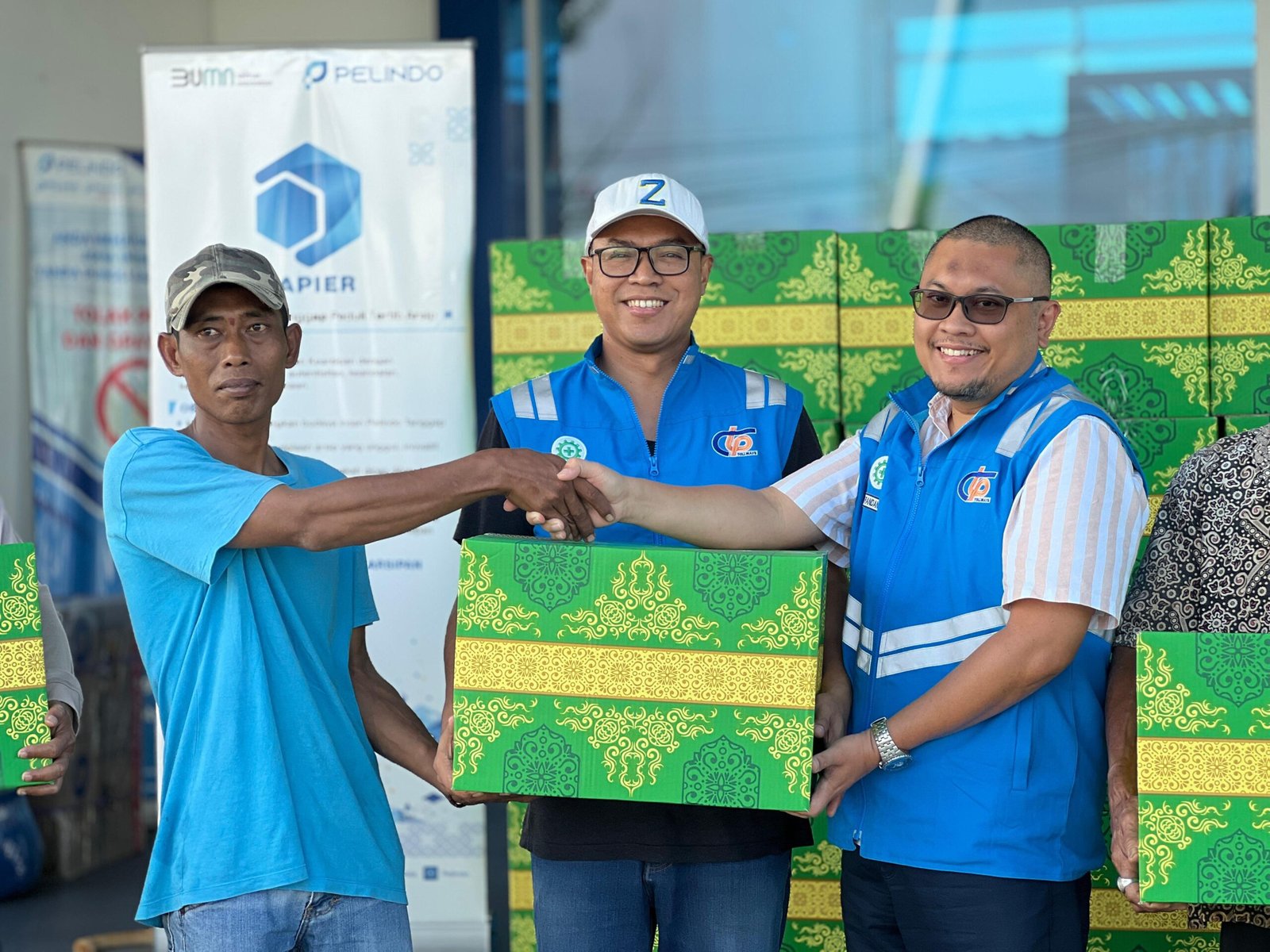 PT CTP Tollways Bagikan Sembako untuk Warga Terdampak Banjir di Bekasi