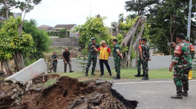 Danrem 051/Wkt Gerak Cepat Buka Akses Jalan! Jembatan Kemang Pratama Ambles Diterjang Banjir