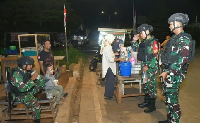 Kodim 0508/Depok Laksanakan Patroli Keamanan, Anak di Pinggir Jalan Hormat Jadi Sorotan