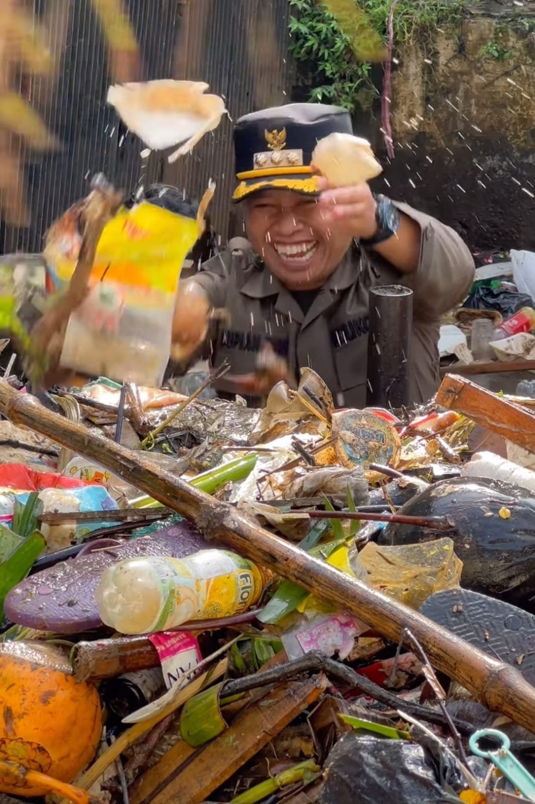 Walikota Nyemplung ke Kali Bersihkan Tumpukan Sampah